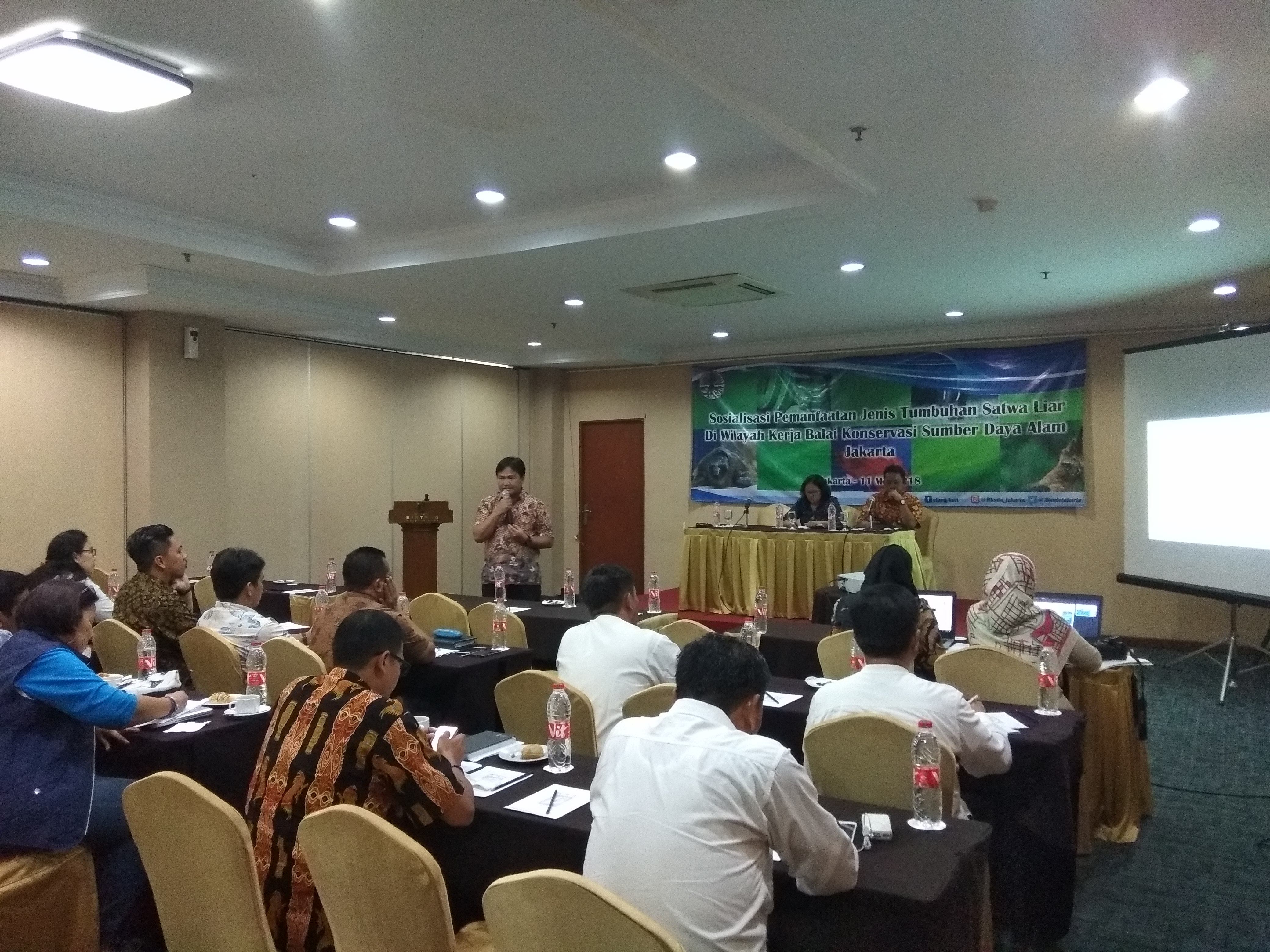 Materi pertama disampaikan oleh Kasubdit Pemanfaatan Jenis Dir. KLH (Nunu Anugrah, S. Hut., M.Si.)